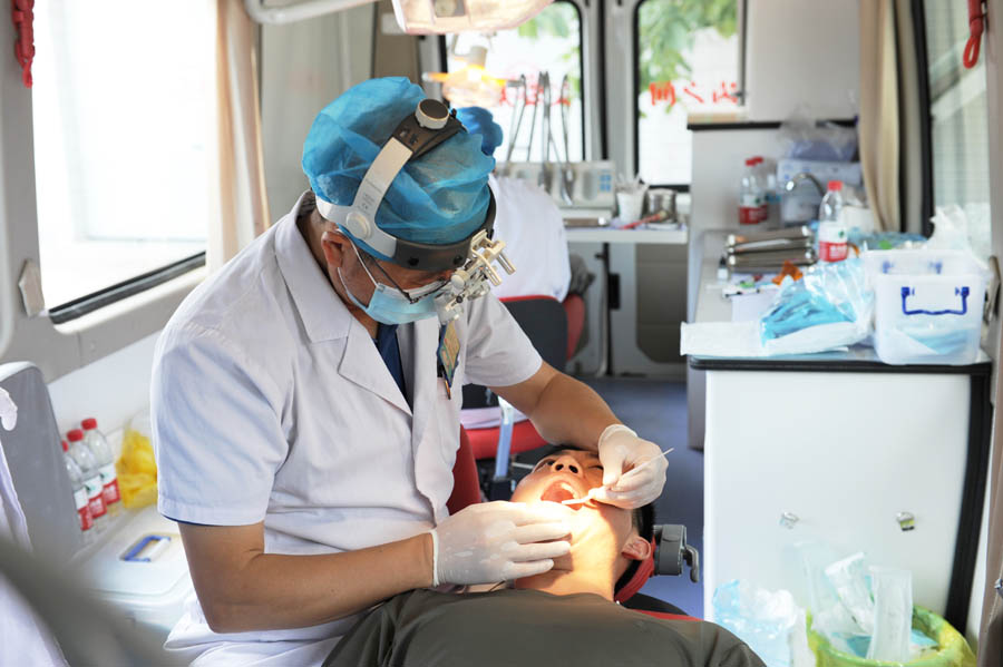 专家为官兵做牙齿治疗.jpg