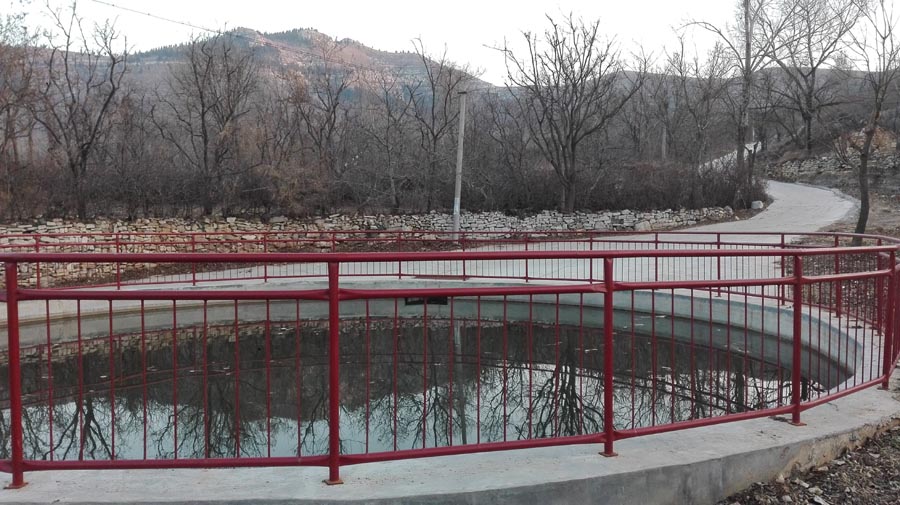 6、筹资整修生产路，修建蓄水池.jpg
