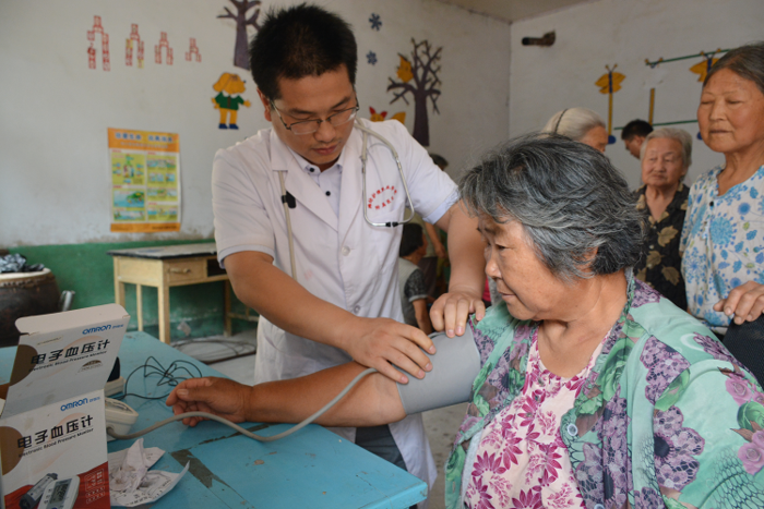 为村民测量血压.png 为村民测量血压.png